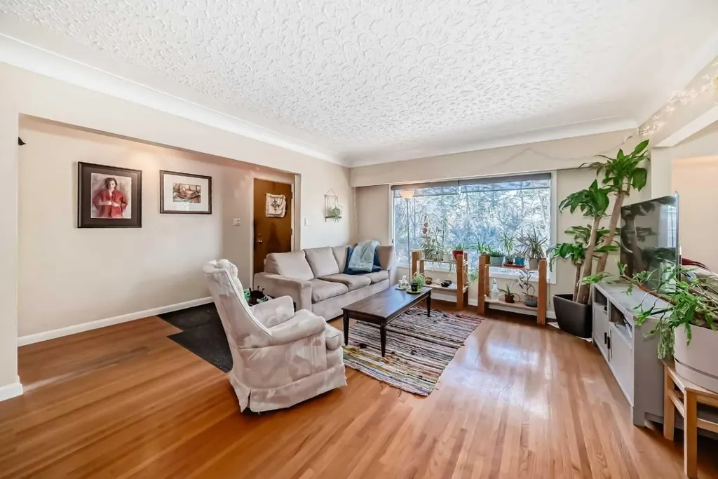 2328 Capitol Hill Crescent NW Calgary AB T2M4C1