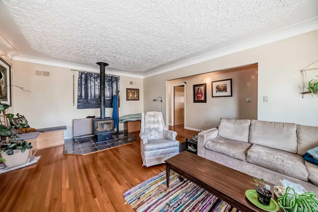 2328 Capitol Hill Crescent NW Calgary AB T2M4C1