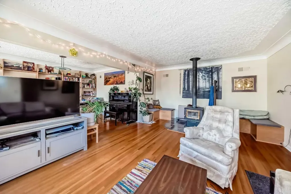 2328 Capitol Hill Crescent NW Calgary AB T2M4C1