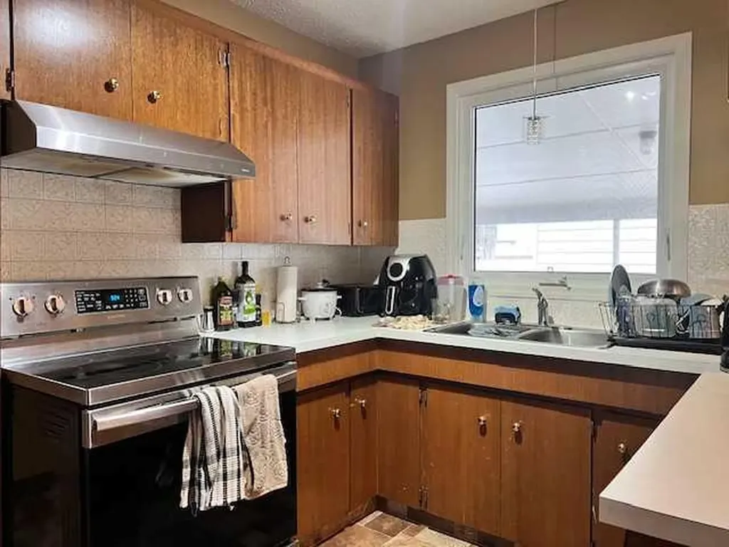 1105 And 1107 11 Street S Lethbridge AB T1K1P7