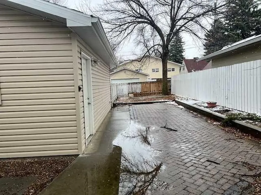 1105 And 1107 11 Street S Lethbridge AB T1K1P7