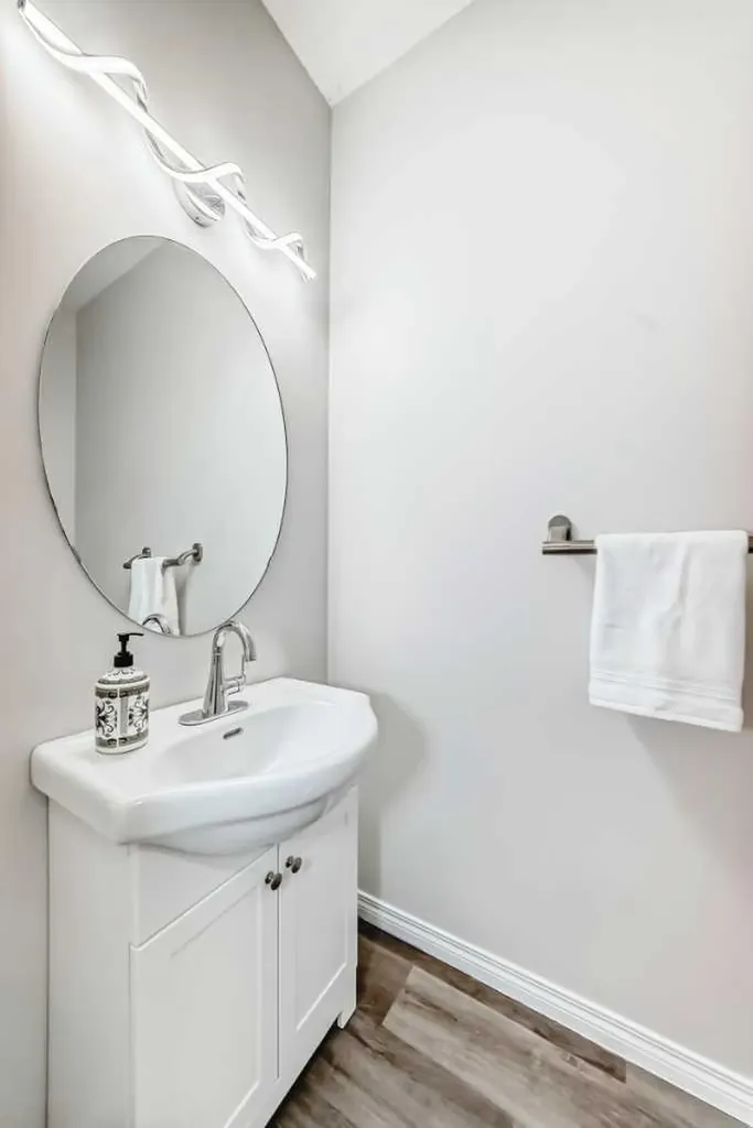 21 Panamount Row NW Calgary AB T3K 0C6