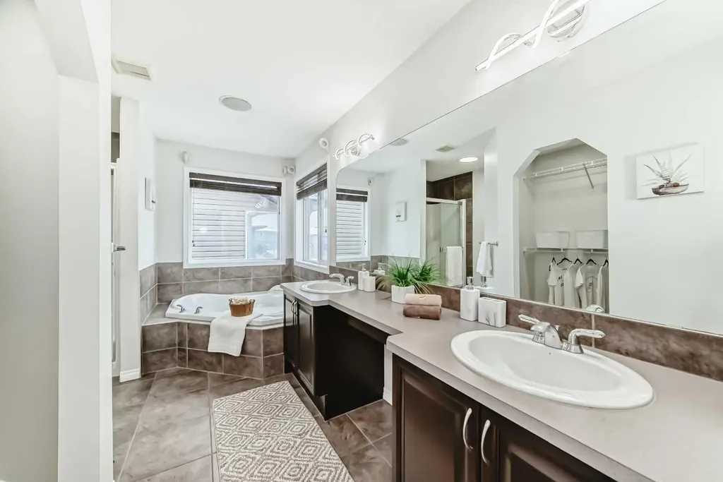 21 Panamount Row NW Calgary AB T3K 0C6