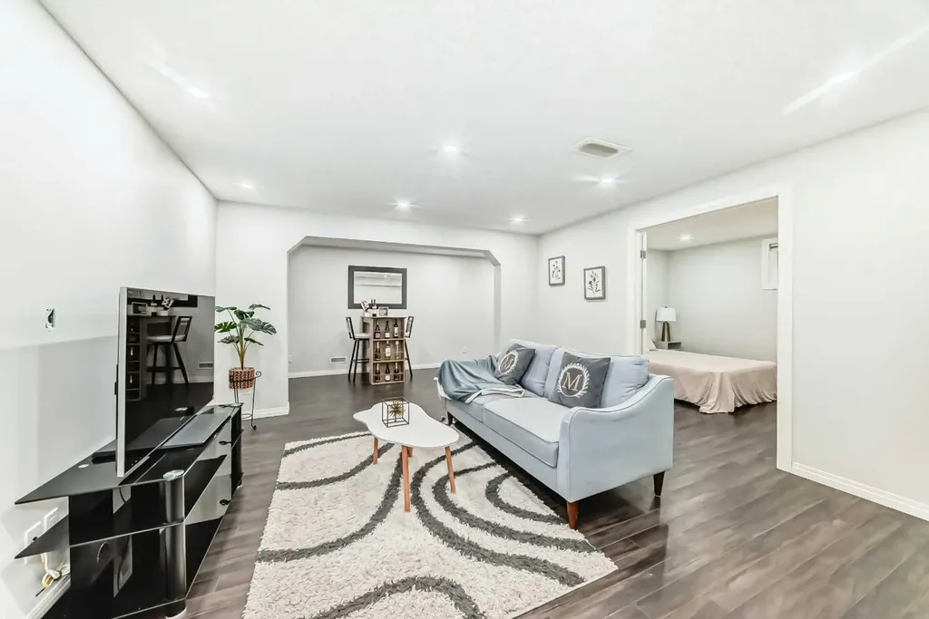 21 Panamount Row NW Calgary AB T3K 0C6