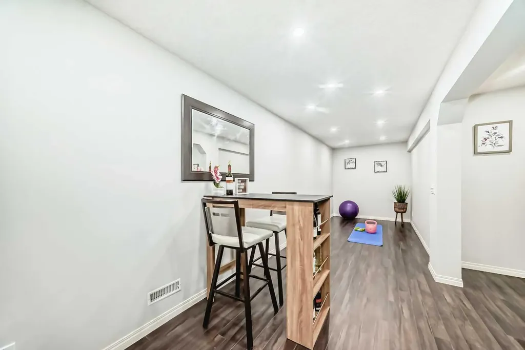 21 Panamount Row NW Calgary AB T3K 0C6