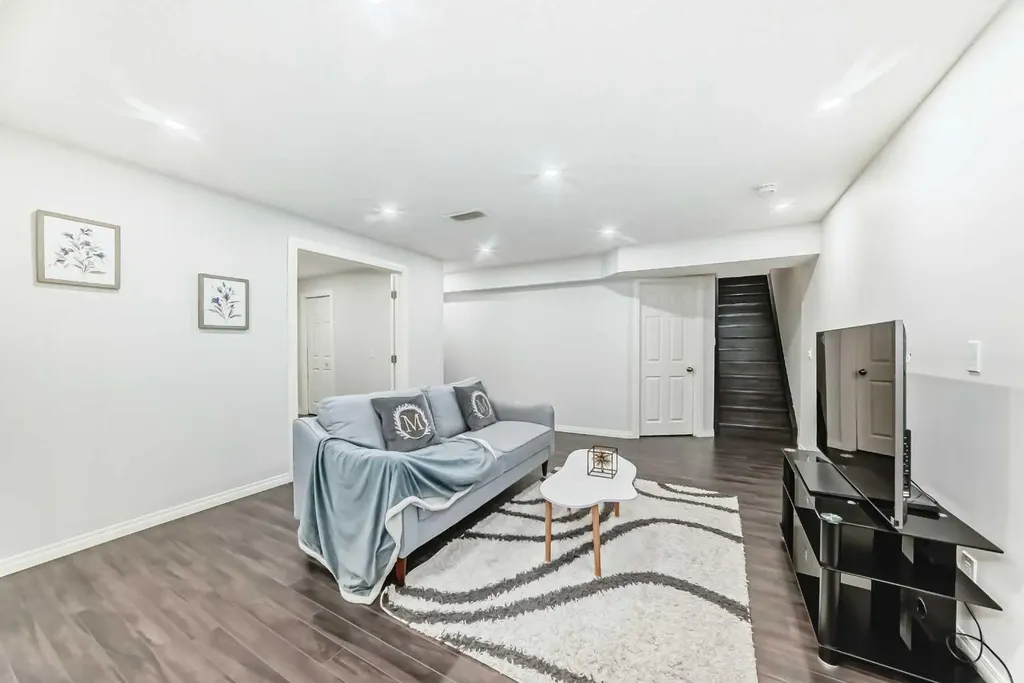 21 Panamount Row NW Calgary AB T3K 0C6