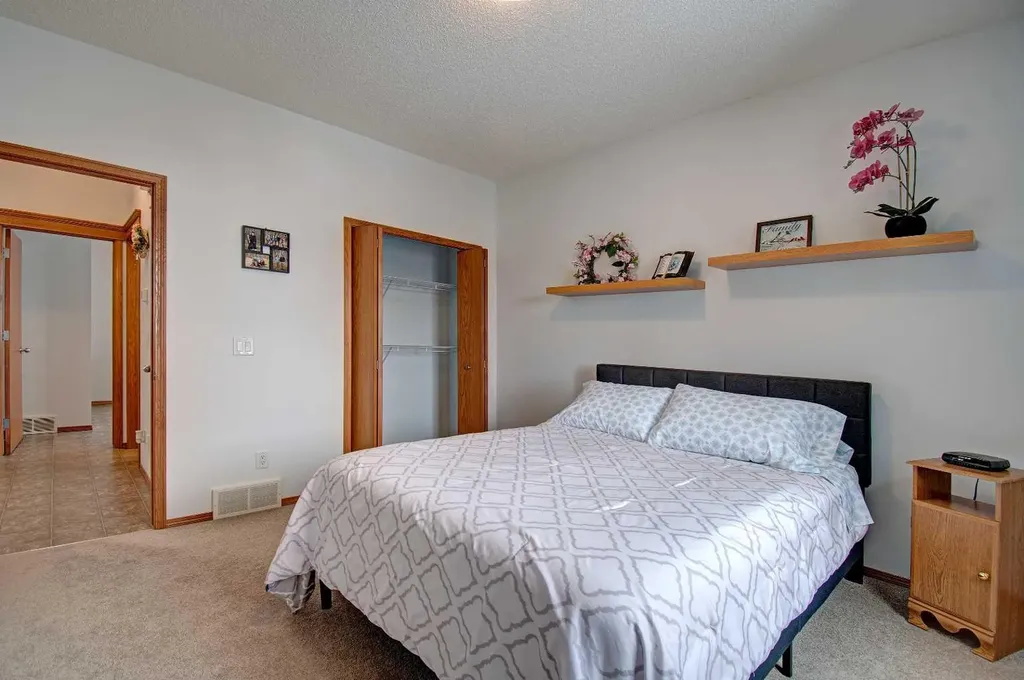 49 Thornfield Close SE Airdrie AB T4A 2K7