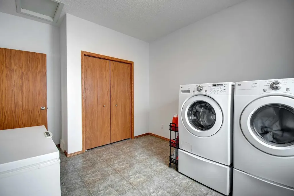 49 Thornfield Close SE Airdrie AB T4A 2K7