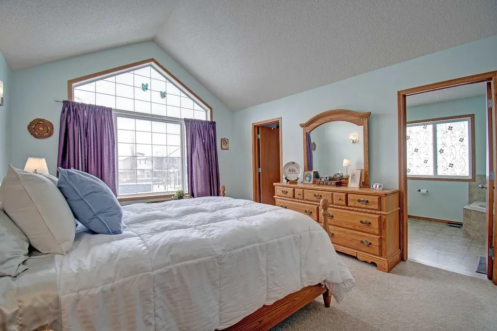 49 Thornfield Close SE Airdrie AB T4A 2K7