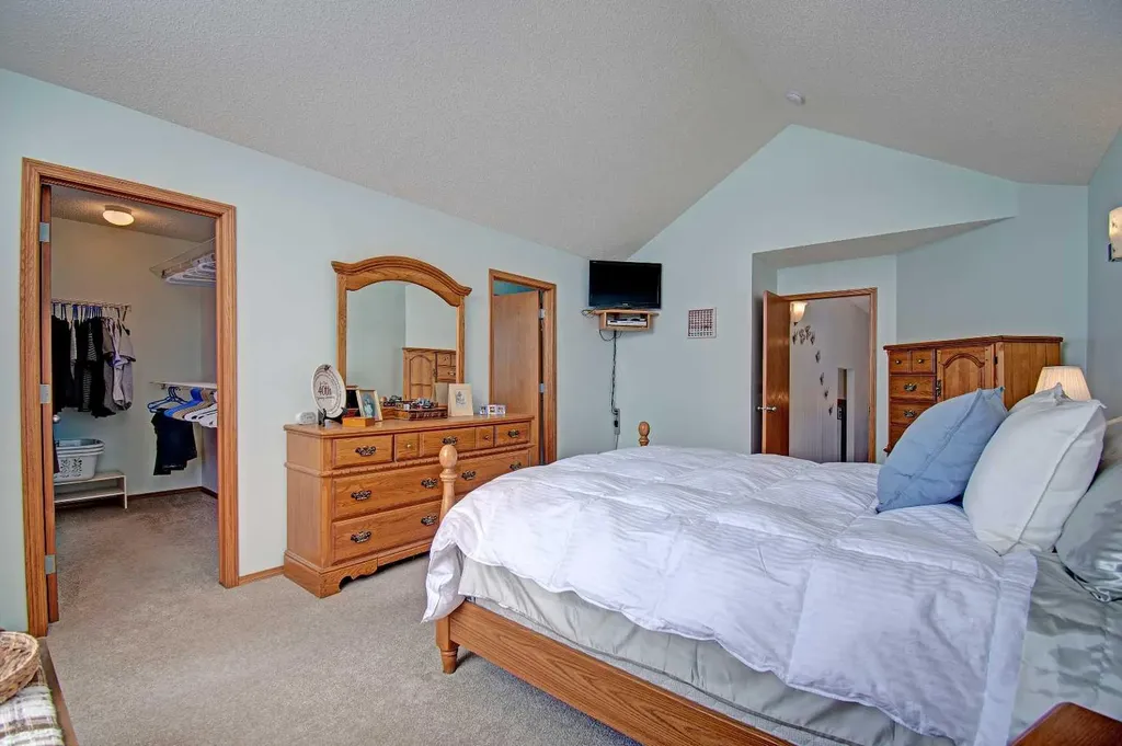 49 Thornfield Close SE Airdrie AB T4A 2K7