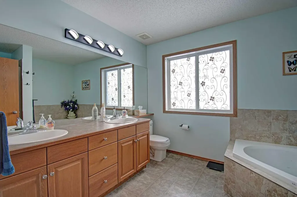 49 Thornfield Close SE Airdrie AB T4A 2K7