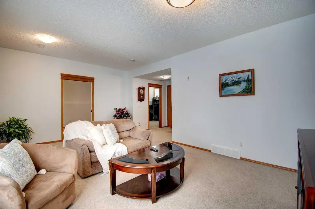 49 Thornfield Close SE Airdrie AB T4A 2K7