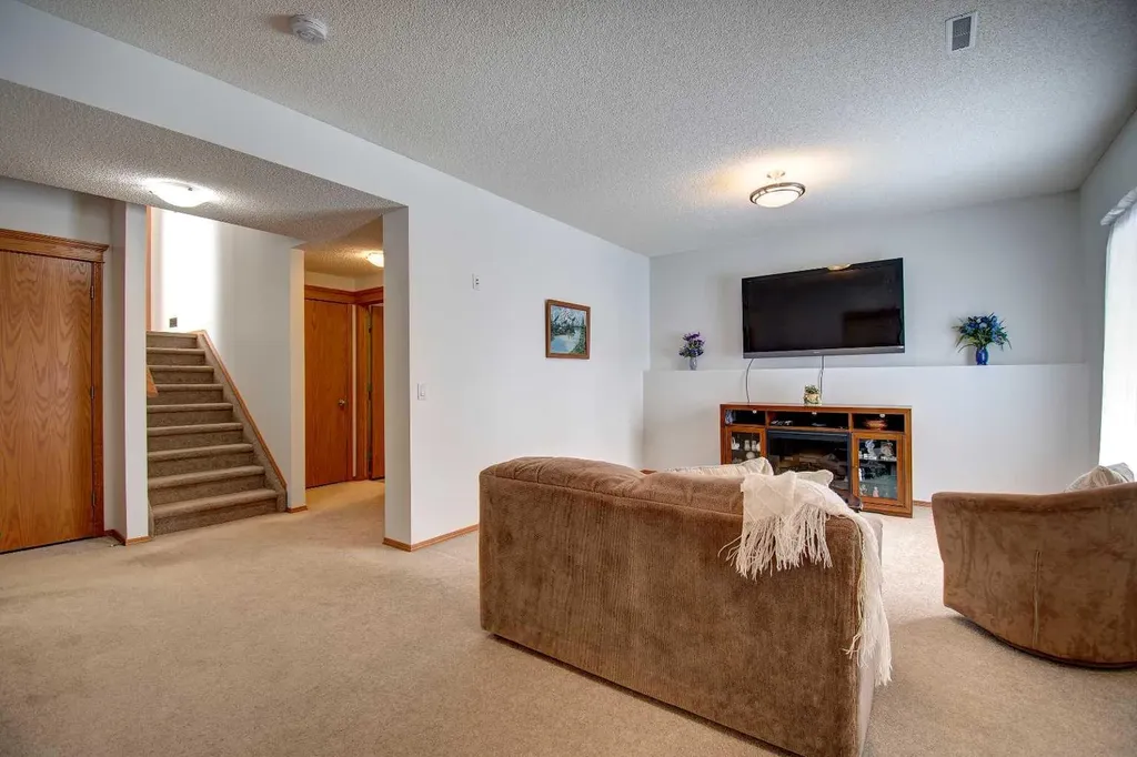 49 Thornfield Close SE Airdrie AB T4A 2K7