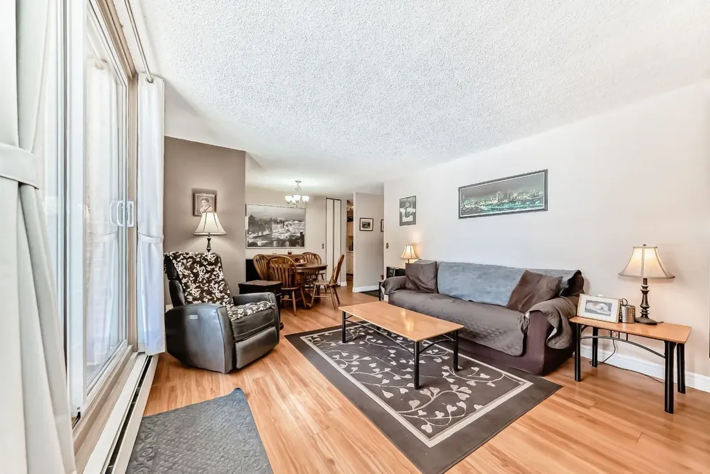 4944 Dalton Drive NW Calgary AB T3A 2E6