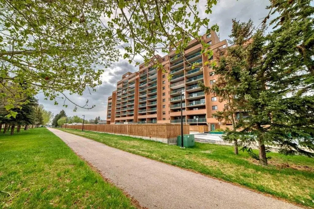 5204 Dalton Drive NW Calgary AB T3A 3H1