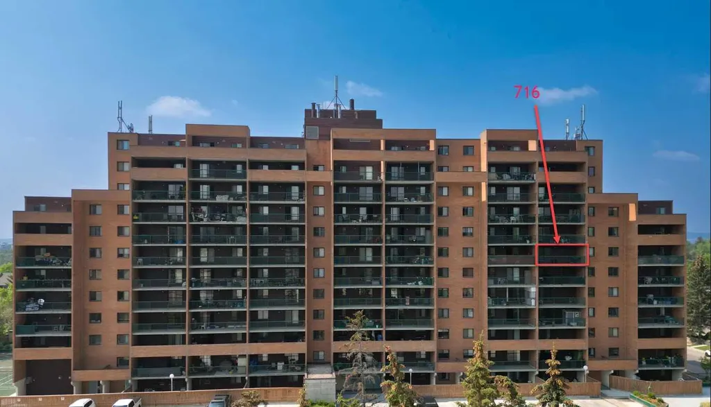 5204 Dalton Drive NW Calgary AB T3A 3H1