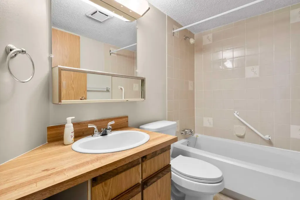 5204 Dalton Drive NW Calgary AB T3A 3H1