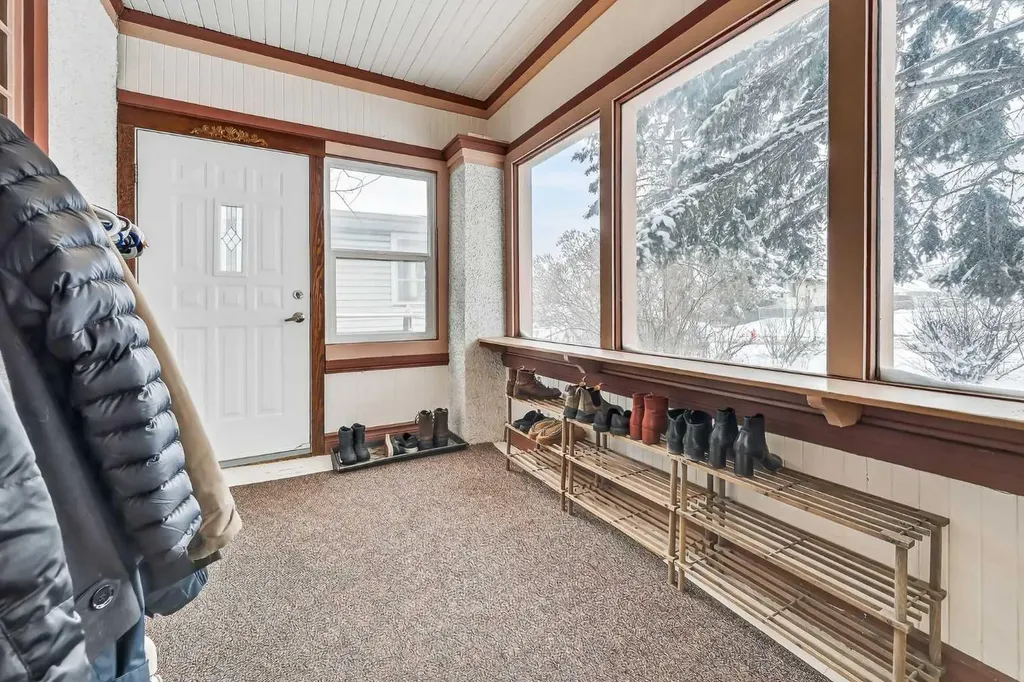 2713 9 Avenue SE Calgary AB T2A 0B6