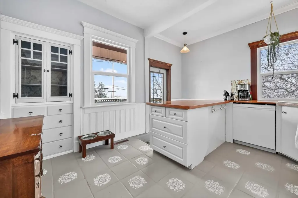 2713 9 Avenue SE Calgary AB T2A 0B6