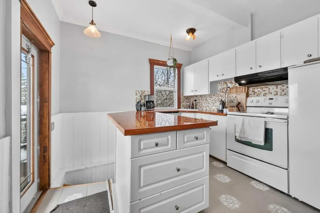 2713 9 Avenue SE Calgary AB T2A 0B6