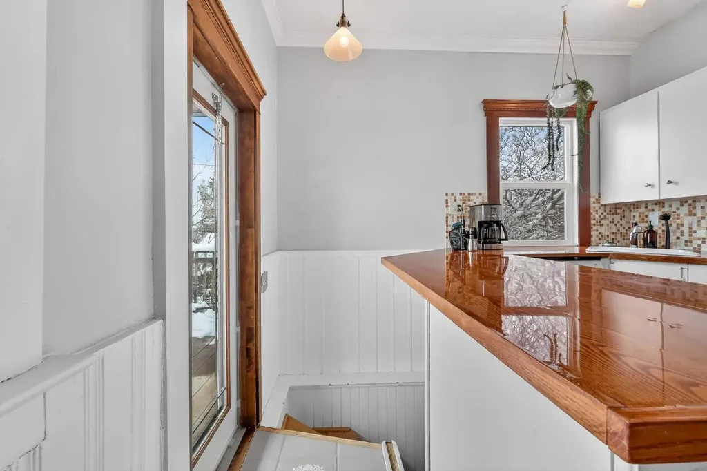 2713 9 Avenue SE Calgary AB T2A 0B6