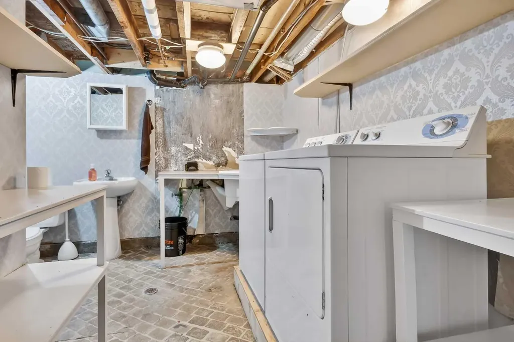 2713 9 Avenue SE Calgary AB T2A 0B6