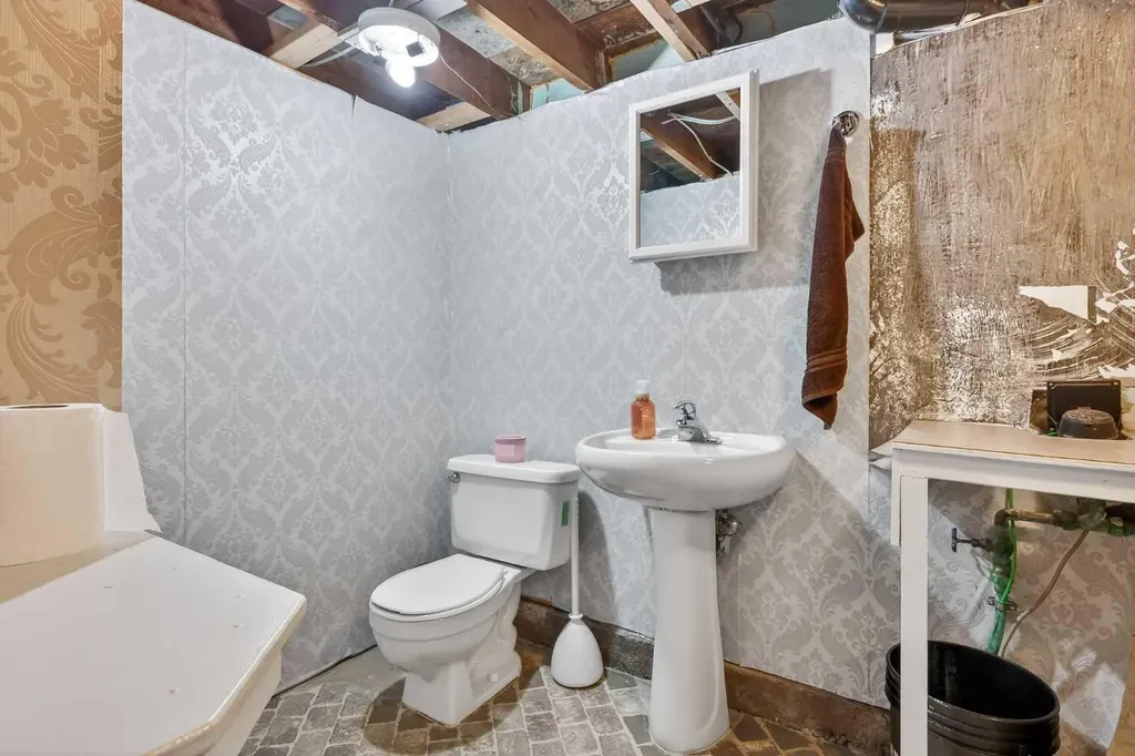 2713 9 Avenue SE Calgary AB T2A 0B6