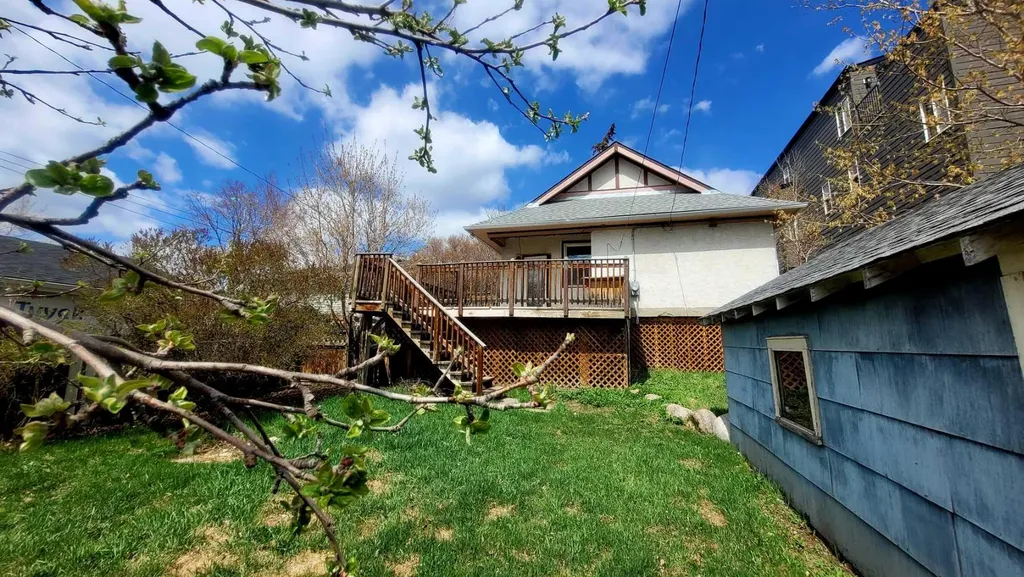 2713 9 Avenue SE Calgary AB T2A 0B6