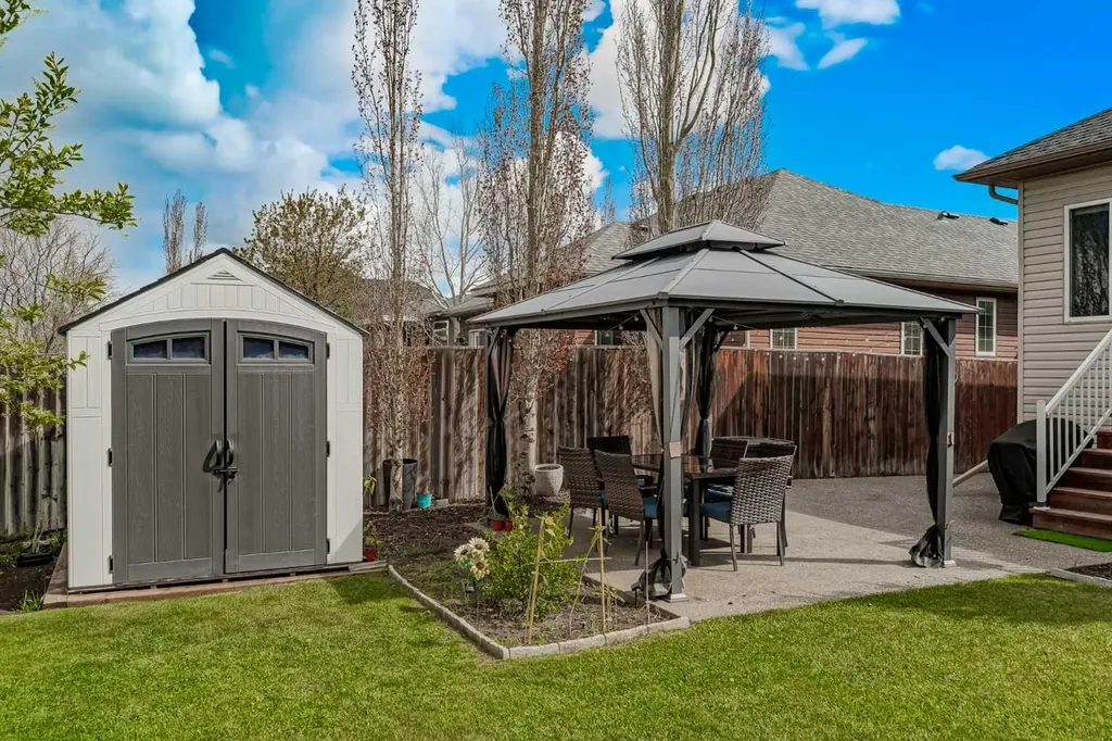 207 Strathmore Lakes Bend Strathmore AB T1P1Y9