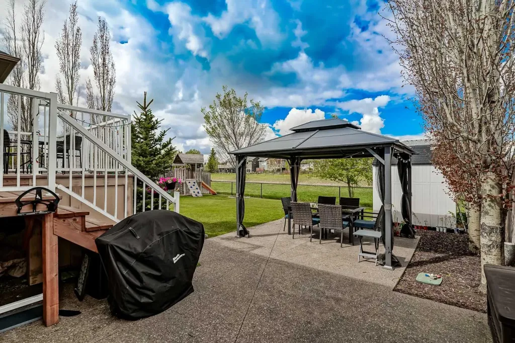 207 Strathmore Lakes Bend Strathmore AB T1P1Y9