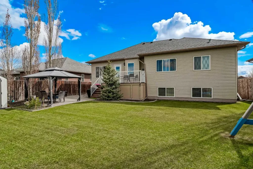 207 Strathmore Lakes Bend Strathmore AB T1P1Y9