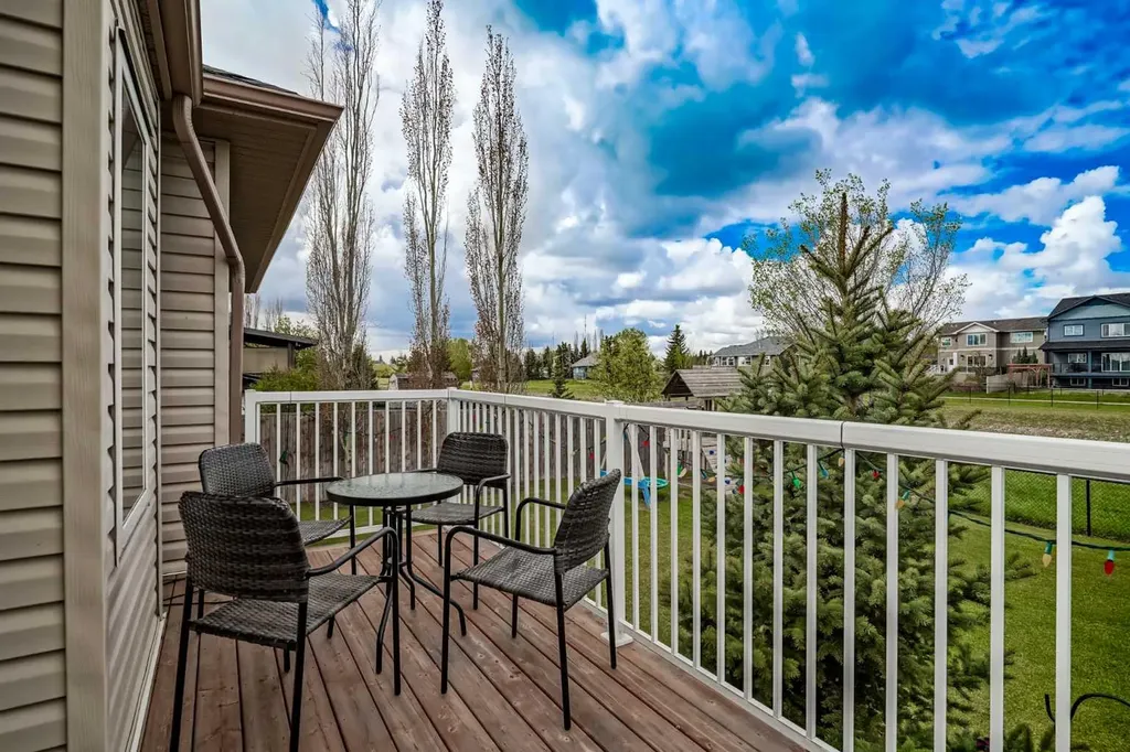 207 Strathmore Lakes Bend Strathmore AB T1P1Y9