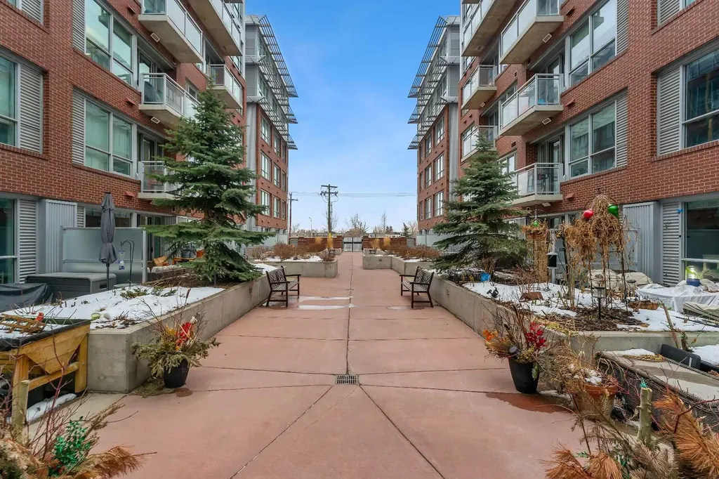 63 Inglewood Park SE Calgary AB T2G 1B7