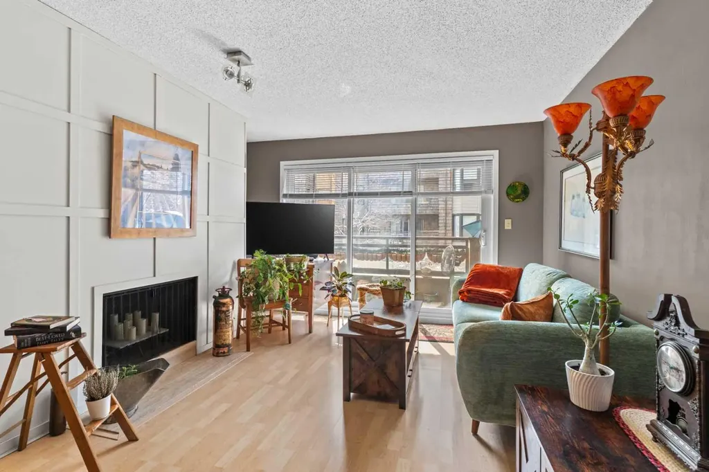 3719C 49 Street NW Calgary AB T3A2E3