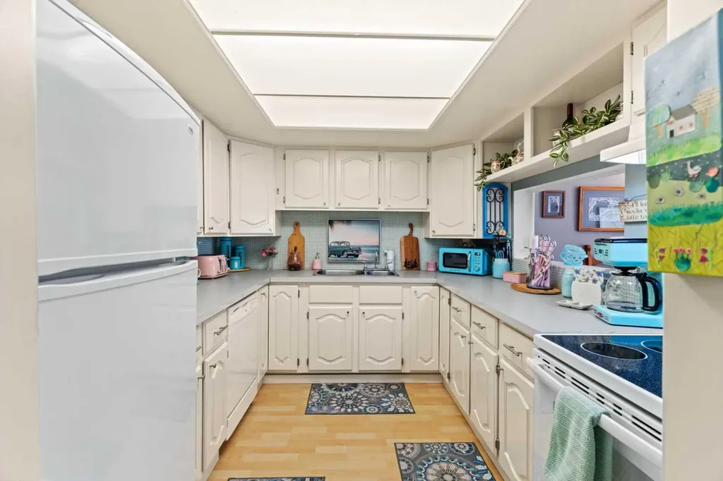 3719C 49 Street NW Calgary AB T3A2E3