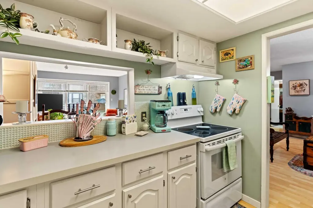 3719C 49 Street NW Calgary AB T3A2E3