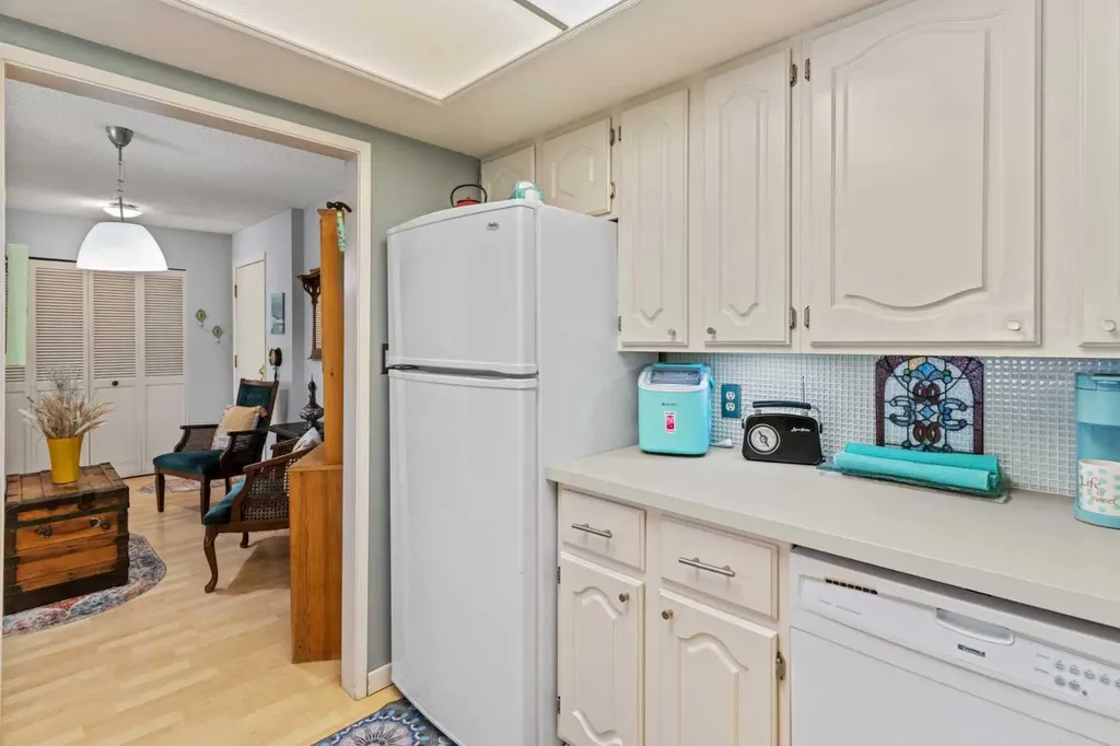 3719C 49 Street NW Calgary AB T3A2E3