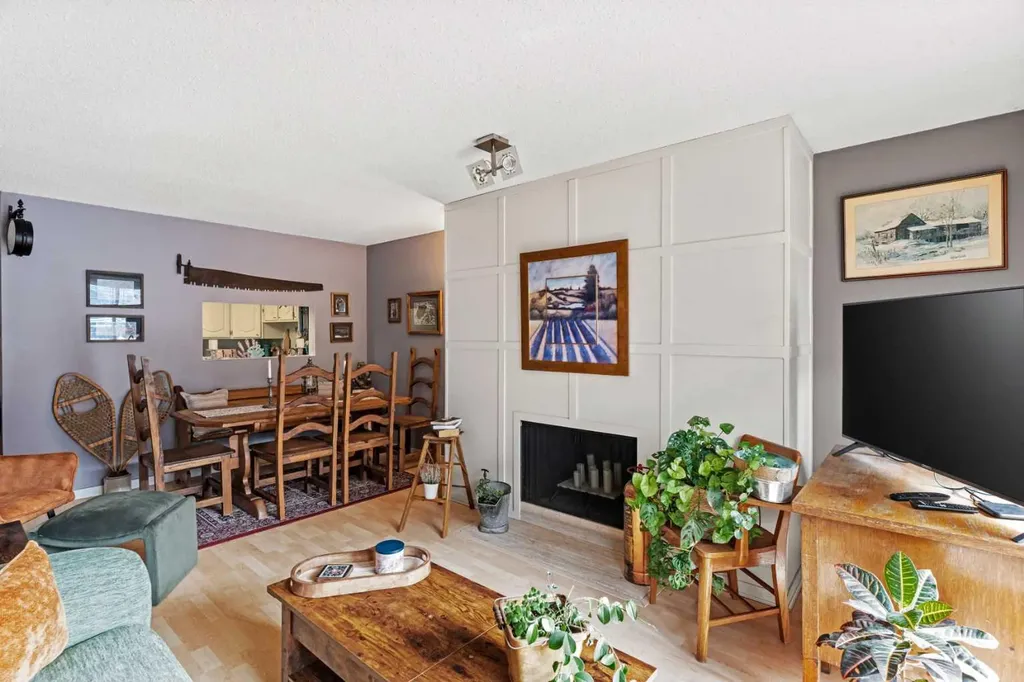 3719C 49 Street NW Calgary AB T3A2E3