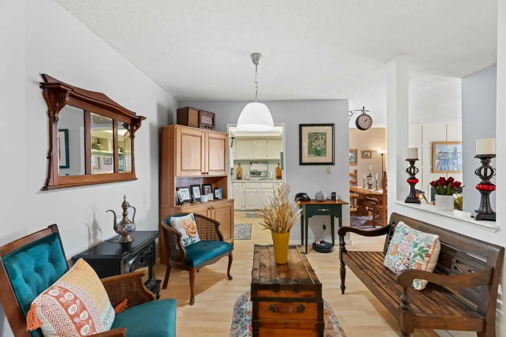 3719C 49 Street NW Calgary AB T3A2E3