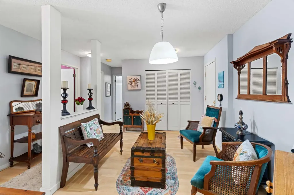 3719C 49 Street NW Calgary AB T3A2E3