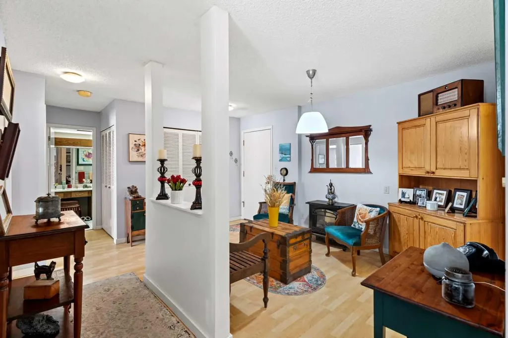 3719C 49 Street NW Calgary AB T3A2E3