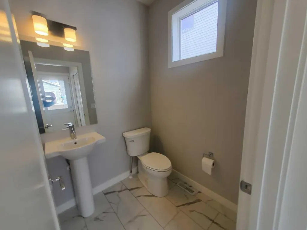 1045 West Lakeview Drive Chestermere AB T1X2T2