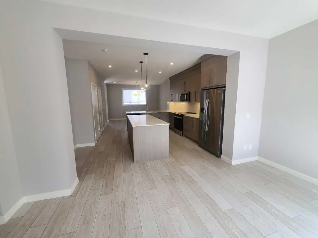 1045 West Lakeview Drive Chestermere AB T1X2T2