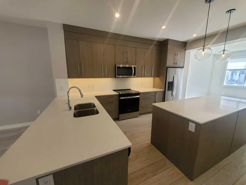 1045 West Lakeview Drive Chestermere AB T1X2T2