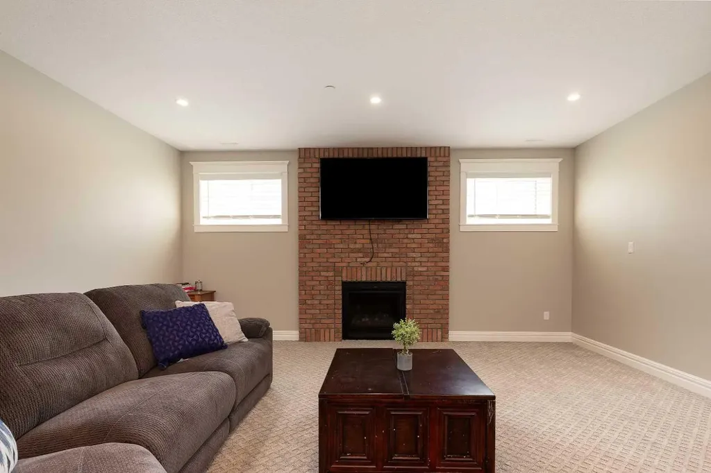 1 Edgemoor Way W Lethbridge AB T1J5R6