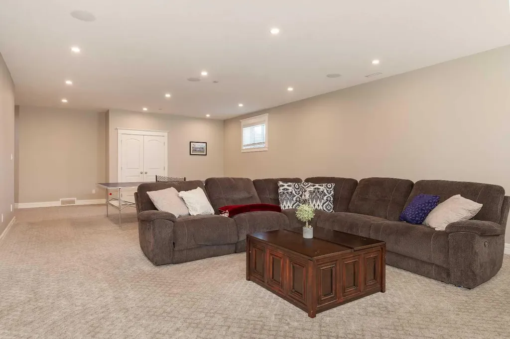 1 Edgemoor Way W Lethbridge AB T1J5R6