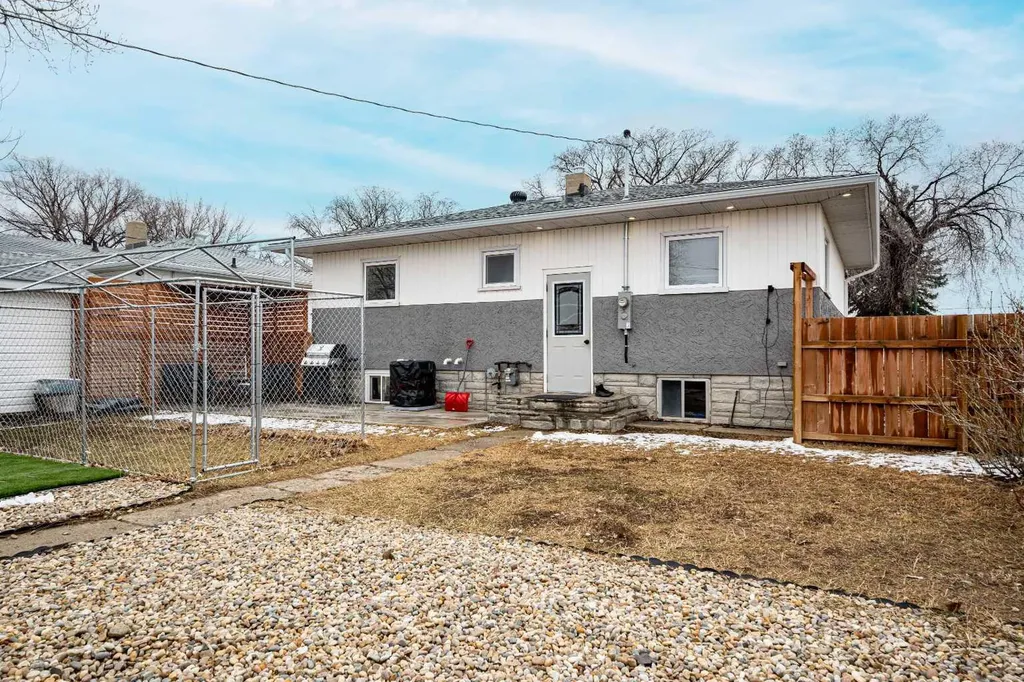 401 Broadway Avenue E Redcliff AB T0J2P0