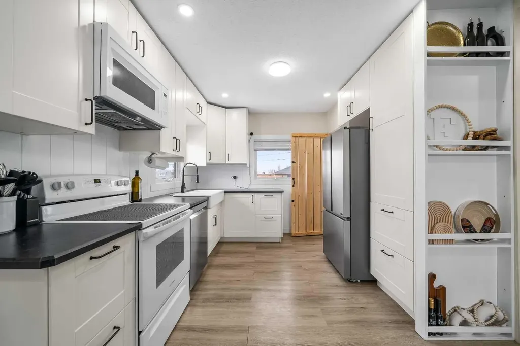 401 Broadway Avenue E Redcliff AB T0J2P0