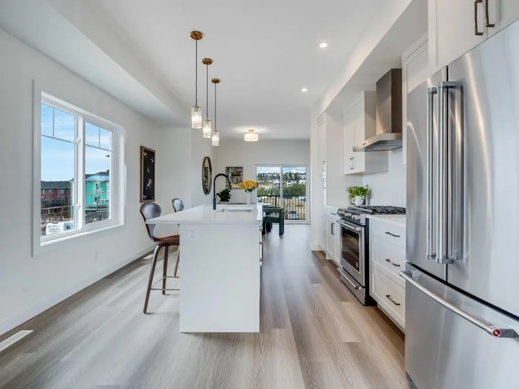 2231 81st Street SW Calgary AB T3H 3V8