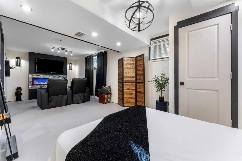 11124 110a Avenue Edmonton AB T5H 1K1